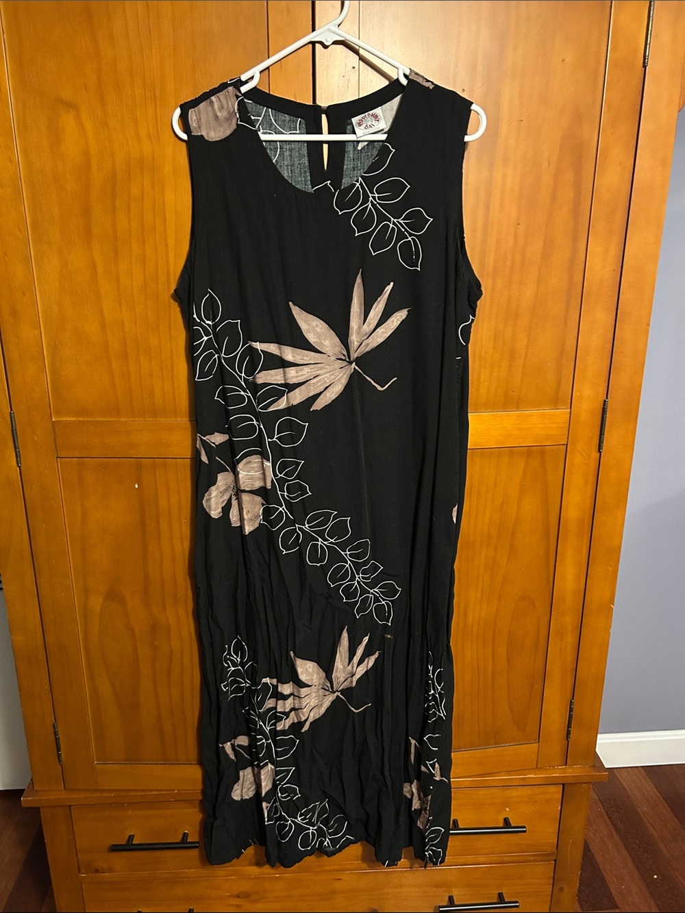 Sleeveless Black Maxi Dress with Beige Leaf Motif